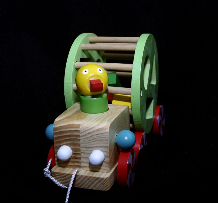 Duck trailer with rotating shape wheel